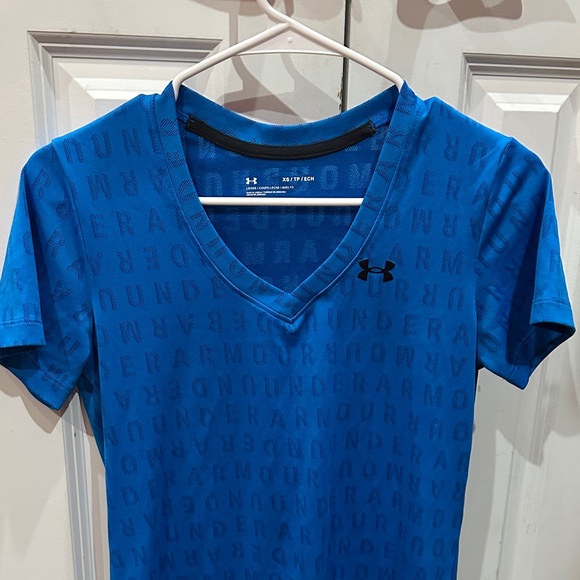 NWOT Under Armour Women's Blue Patterned V-Neck Tee sizeXS - Picture 3 of 8